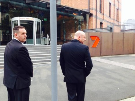 “九新闻”记者马克·布伦斯在突袭前与警方在一起,他在推特上发布了这张照片@markwburrows