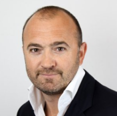 詹姆斯:动摇佐薇。