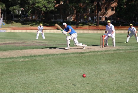 倡议组织的罗伯·奥卡在广场上打了一球