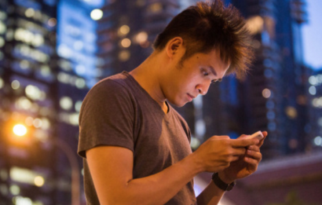 根据彭博情报(Bloomberg Intelligence)的数据,到2019年,美国视频广告支出的一半左右可能来自移动设备。图片来自Nicky Loh:Bloomberg