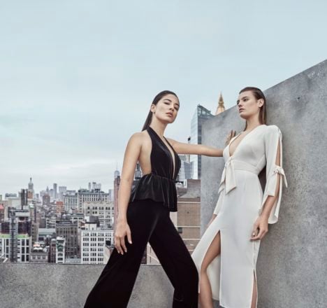 Bec & Bridge黑色“午夜圣人”连身裤250美元,牡蛎色“杜松”连衣裙250美元