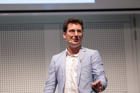 内容主管马特•Saraceni Omny工作室,在国家广播电台2016年会议