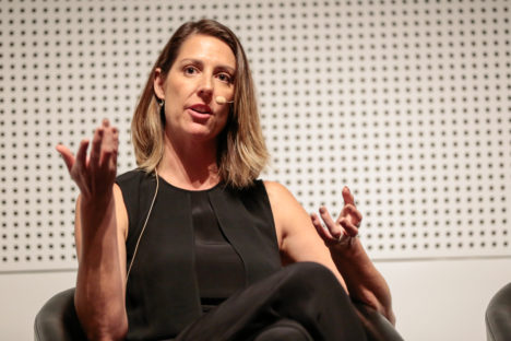 新星娱乐公司全国新闻总监米歇尔·斯蒂芬森在2016年全国广播会议上发表讲话。