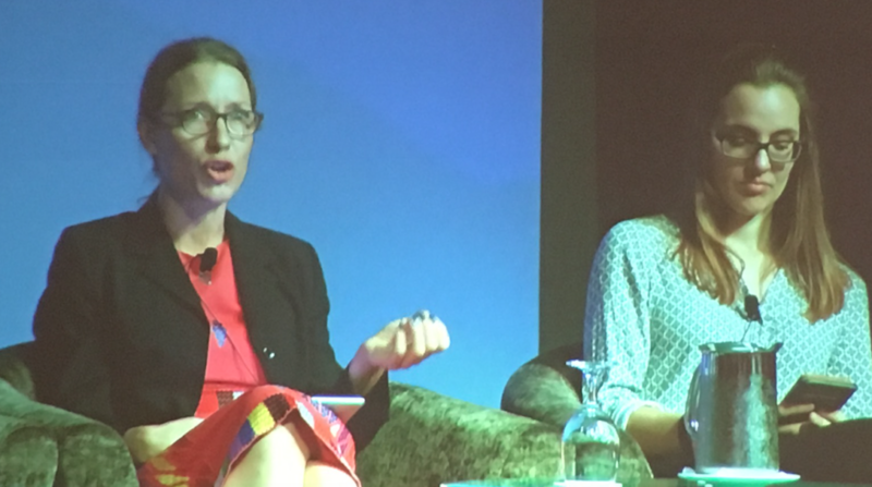 联合国妇女署副区域主任安娜-卡琳·贾福德斯(左)