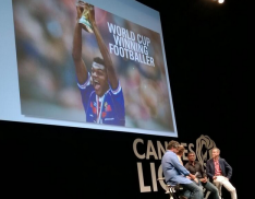 足球运动员马塞尔·德塞利今天在戛纳狮子电影节上发表讲话