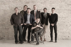 (从左至右):Andrew Shortt, Steve Hajula, Yash Keough, Dave Carey, Sean Cummins, Duc Banh, Marcus Veres(坐)