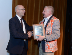 怀特黑德传入INMA总统马克Challinor接受奖项。