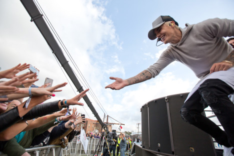 #比伯岛- iHeartRadio LIVE -贾斯汀·比伯在表演时向粉丝们伸出手