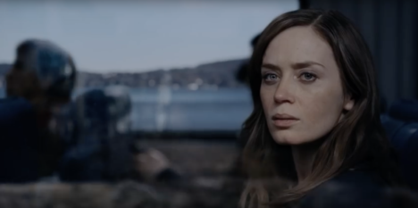 这个女孩在火车上