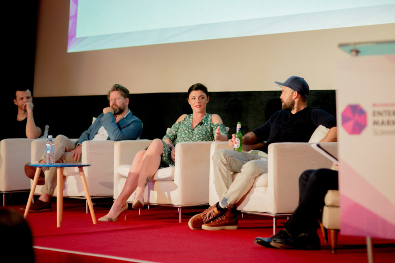 这张照片是鲁斯西亚诺在11月的Mumbrella娱乐营销峰会上发言的照片