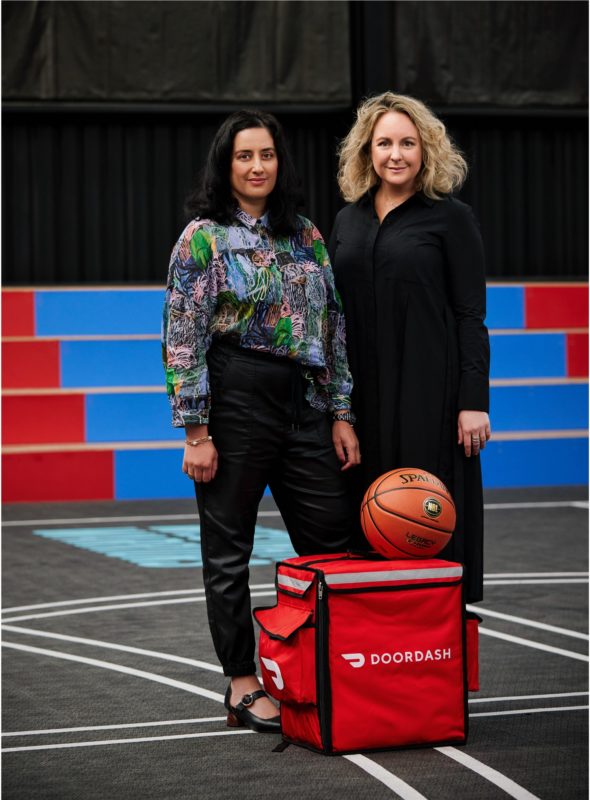 Rebecca Burrows (DoorDash ANZ总经理)和Lauren Hansen (NBL商业合作营销总监)。